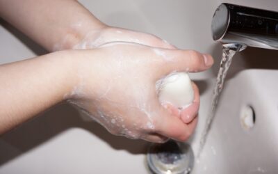 Mycie rąk z mydłem pod bieżącą wodą
