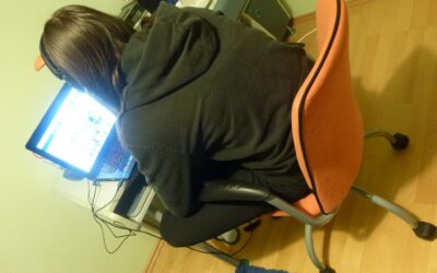 Dziewczyna przed komputerem