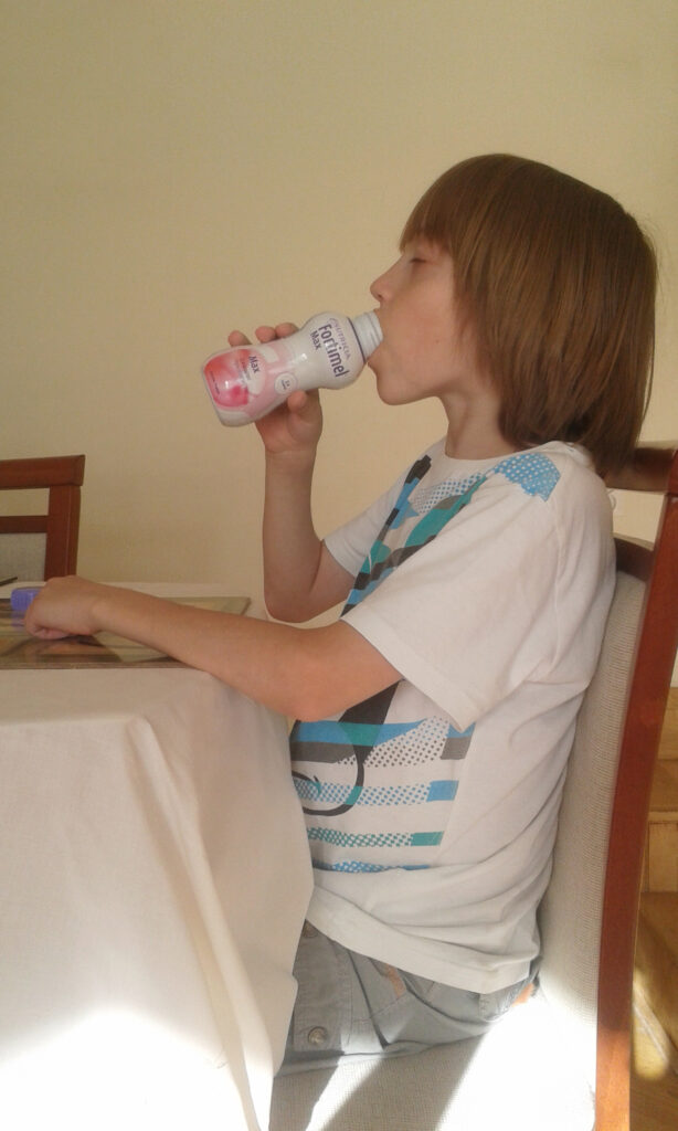 Chłopiec pijący odżywkę