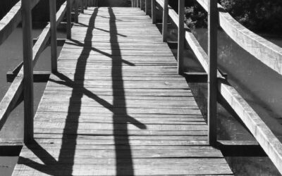 Drewniany mostek (czarno-białe zdjęcie)