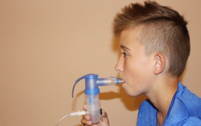 Chłopiec z nebulizatorem