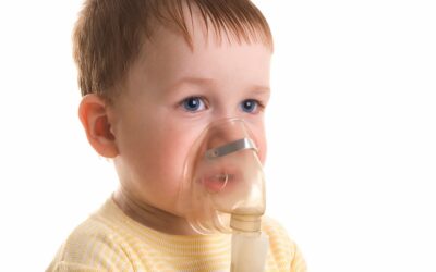 Małe dziecko z maską inhalacyjną