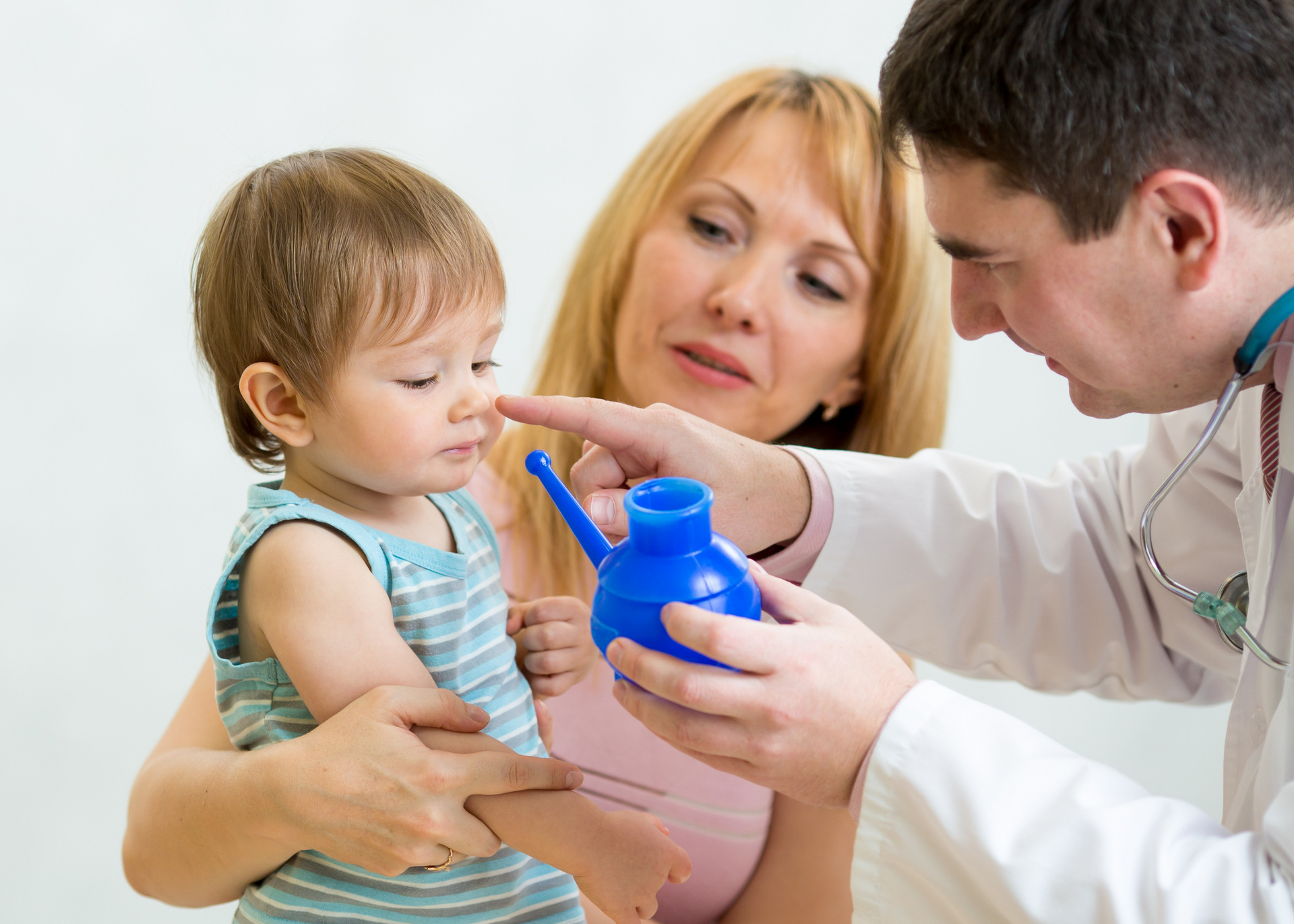 Pediatra doradza matce i synowi w zakresie irygacji nosa lub płukania za pomocą doniczki Neti